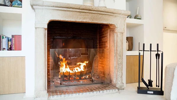 Glass fireplace screens